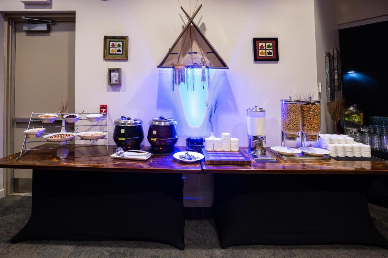 Grey Eagle Resort Калгари Экстерьер фото